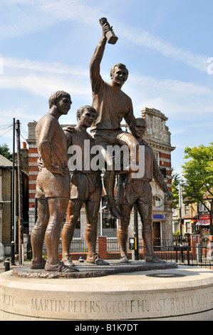 Sculpture de la Coupe du monde avec Bobby Moore avec le trophée de la Coupe du monde et certains de ses coéquipiers Banque D'Images