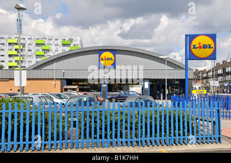 Lidl supermarché discount à faible coût des locaux et parking Barking Greater London suburb Banque D'Images