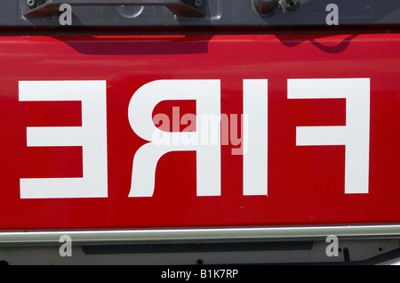 Signe de feu inversée à l'avant d'un British fire engine. Banque D'Images