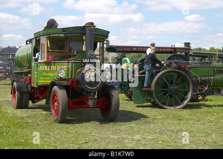 Camion Foden à vapeur avec réservoir de cidre prenant part à un défilé de camions et moteurs de traction à vapeur à un rallye vintage Banque D'Images