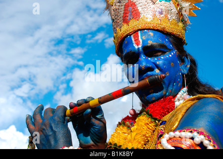 Krishna peint bleu imitatrice de jouer de la flûte Banque D'Images