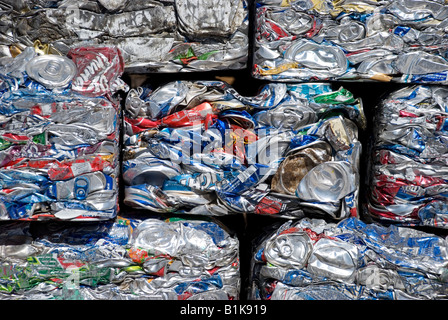 Ensemble de boîtes en aluminium compressé pour recyclage, Close up Banque D'Images