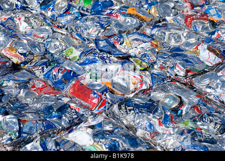 Ensemble de boîtes en aluminium compressé pour recyclage, Close up Banque D'Images