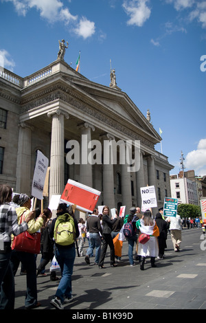 Passer par des manifestants le GPO dans le centre-ville de Dublin. Banque D'Images