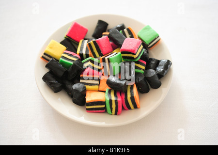 Assiette de la farandole de réglisse bonbons sur nappe blanche Banque D'Images