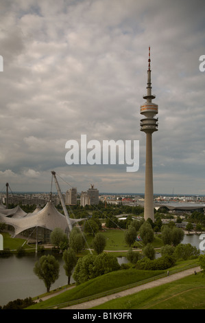 L'olympiaturm et Schwimmhalle à l'Olympiapark de Munich en Bavière en Allemagne au cours de l'été 1972 Olympics Banque D'Images