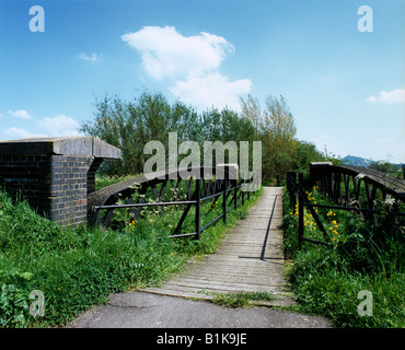 Un ancien pont ferroviaire au-dessus de la rivière Brue dans les niveaux Somerset près de Glastonbury, maintenant utilisé comme piste cyclable. Somerset, Angleterre. Banque D'Images