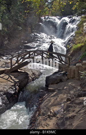 L'homme Silhouette crossing bridge Datanla Falls Dalat Vietnam Banque D'Images