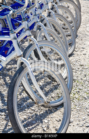 Service de location de vélos bleu et blanc Banque D'Images