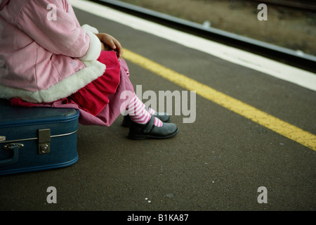 Jeune fille âgée de 4 ans d'attente pour former sur la plate-forme à la gare Palmerston North Nouvelle Zélande Banque D'Images