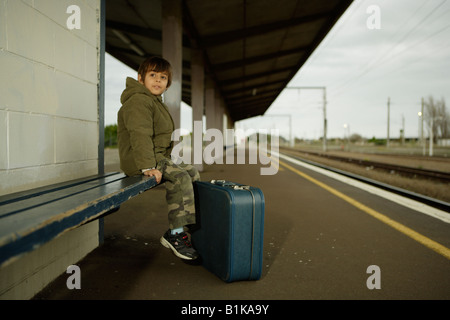 Garçon de 6 ans attend pour former sur la plate-forme à la gare Palmerston North Nouvelle Zélande Banque D'Images