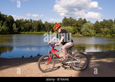 Garçon sur un vélo à Center Parcs à Elveden près de Thetford,UK Banque D'Images