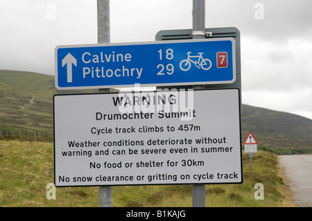 Randonnée à vélo, signalisation d'avertissement météorologiques sur l'A9, près de Dalwhinnie, Highlands écossais Banque D'Images