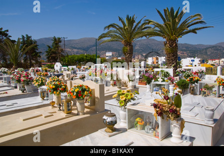 Cimetière traditionnel au Malia sur l'île grecque de Crète Méditerranée Banque D'Images