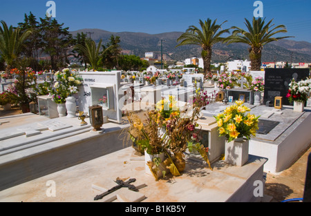 Cimetière traditionnel au Malia sur l'île grecque de Crète Méditerranée Banque D'Images