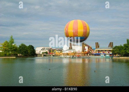 Un ballon captif à hélium, affichage de Disney Village EuroDisney Paris Banque D'Images