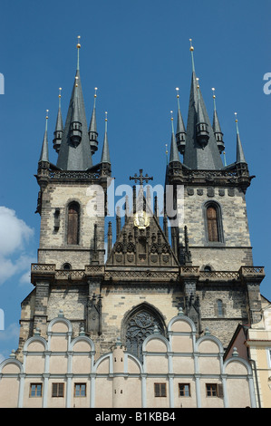 Twin Towers ; horloge astronomique;Église Notre Dame avant Tyn, Staromestske Namesti, Praha 1, République Tchèque, Europe. Banque D'Images