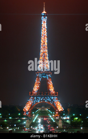 La Tour Eiffel Tower Paris France la nuit Banque D'Images