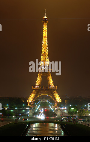 La Tour Eiffel Tower Paris France la nuit Banque D'Images