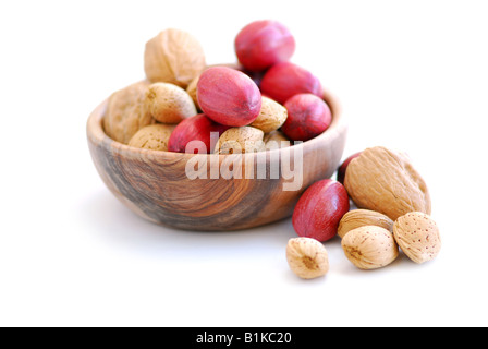 Assortiment de fruits en coque de noix de pécan amandes isolé sur fond blanc Banque D'Images