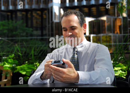 Businessman holding pda l'accent sur les mains Banque D'Images
