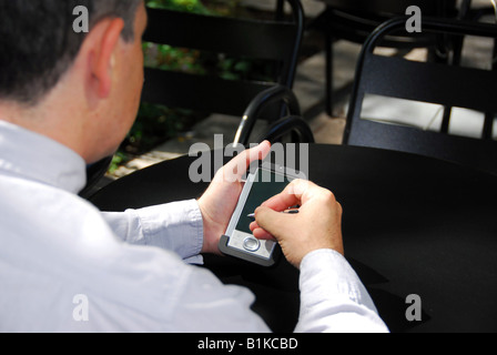 Businessman holding a pda Banque D'Images