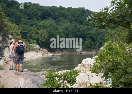 Randonneurs sur le Potomac, Maryland Billy Goat sentier le long de la rivière Potomac Banque D'Images