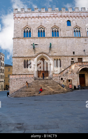 Vue sur le Palais des Prieurs IV Novembre côté carré Perugia Ombrie Italie Banque D'Images