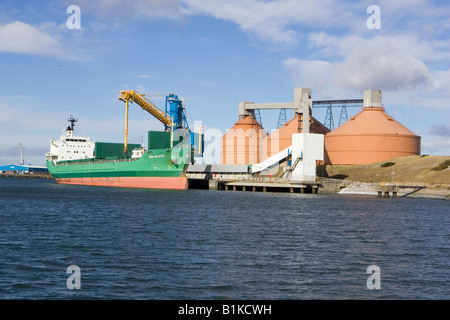 Un dépoussiérage aspiration en action le déchargement d'un bateau au minerai d'aluminium Alcan Terminal du Port de Blyth dans le Northumberland Banque D'Images