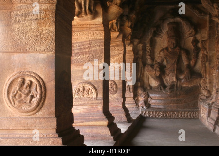 Vishnu sur snake bobines et piliers du 6ème siècle Badami temples de caverne , Karnataka , Inde Banque D'Images