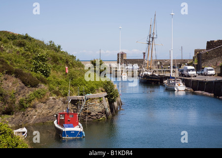 Holyhead Anglesey au nord du Pays de Galles UK bateaux amarrés dans le vieux port une fois utilisé pour l'exportation de cuivre Banque D'Images