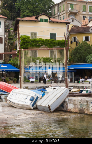 Volosko Istrie Croatie Europe villas anciennes et les restaurants autour de port, avec filet de pêche en train de sécher dehors dans village de pêcheurs Banque D'Images