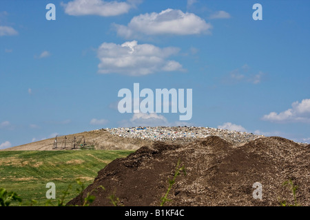 Décharge de déchets municipaux tas de déchets solides décharges tas d'oiseaux à l'extérieur personne à l'horizontale dans l'Ohio États-Unis haute résolution Banque D'Images