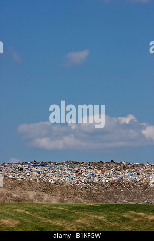 Décharge de déchets municipaux tas de déchets solides décharges tas d'oiseaux à l'extérieur personne à la verticale en Ohio USA haute résolution Banque D'Images