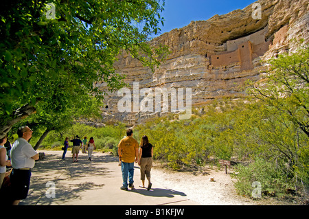 Les touristes à la falaise en séjour à Montezuma's Castle près de Campe Verde Arizona Banque D'Images