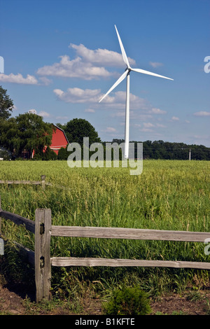 La ferme avec une éolienne dans le paysage rural photos images images format vertical très haute résolution dans l'Ohio USA US haute résolution Banque D'Images