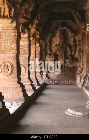 Vishnu sur snake bobines et piliers du 6ème siècle Badami temples de caverne , Karnataka , Inde Banque D'Images