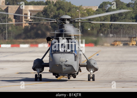 Hélicoptère militaire. Bleu marine italienne Sikorsky SH-3D Sea King pour le départ de Malte. Vue rapprochée de l'avant. Banque D'Images