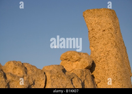 Le mur oriental de Hagar Qim, illuminé par le soleil levant avec une pleine lune dans l'arrière-plan Banque D'Images