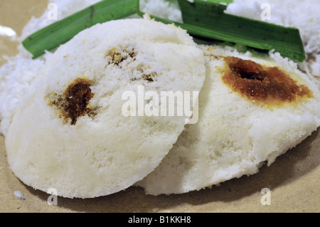 Putu piring sweet malais de la farine de riz étuvé gâteaux remplis de sucre de palme et surmontée de noix de coco râpée Banque D'Images