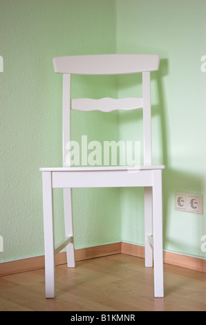 Coin d'un salon avec chaise en bois blanc Banque D'Images