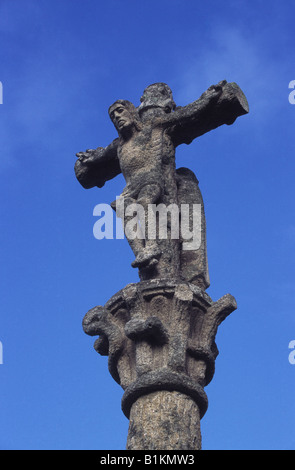 Croix traditionnelle de calvaire en pierre appelée crucero / cruceiro dans Castillo del Castro, Vigo, Galice, Espagne Banque D'Images