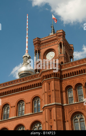 Vue de l'antenne de communication Fernsehturm à travers le Rotte Rathaus Hôtel de ville Rouge Mitte quartier Scheunenviertel Berlin Allemagne Banque D'Images