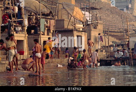 Varanasi Inde Gange à l'aube prier et bain Banque D'Images