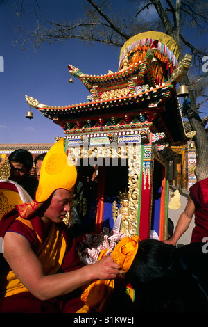 Tibet, Tongren (Repkong), monastère de Wutun si, jour du nouvel an tibétain, le lama bénissant les dévots lors de la procession du Bouddha Maitreya Banque D'Images