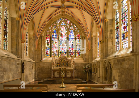 La chapelle Lady nouvellement restaurée avec une représentation en laiton du pélican sacrificiel dans sa piété dans la cathédrale de Chichester, West Sussex, Angleterre, Royaume-Uni Banque D'Images
