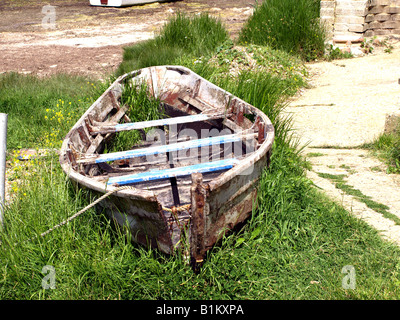 Un vieux bateau pourri appelé 'Fleet trow'gauche,pour,une décroissance avec de plus en plus d'herbe autour de lui sur la flotte lagoon,Weymouth Dorset, UK., Banque D'Images