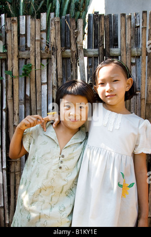 Deux petites filles Thai devant leur maison en entrée nord de la Thaïlande Banque D'Images