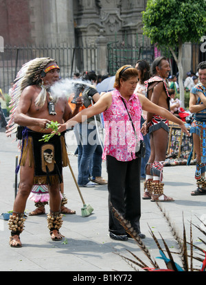 Chaman Aztèque, l'exécution de purification rituelle, Place Zocalo, Plaza de la Constitucion, Mexico, Mexique Banque D'Images