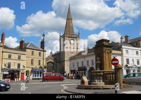 Place de marché montrant Saint Andrew's Parish Church, Chippenham, Wiltshire, Angleterre, Royaume-Uni Banque D'Images
